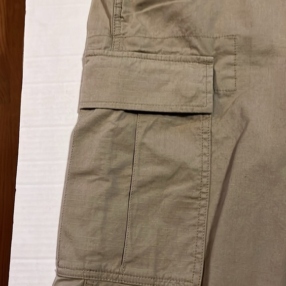 NWT-Levi’s-469 carrier cargo shorts-54-Tan-big and tall-sits below waist shorts. - Picture 8 of 16